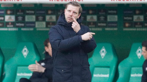 Werder-Trainer Florian Kohfeldt gestikuliert am Spielfeldrand.