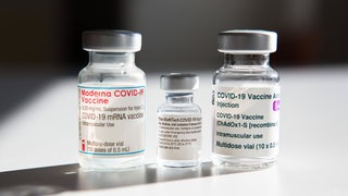 Drei verschiedene Fläschchen mit Impfstoff verschiedener Hersteller.