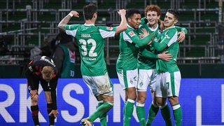 Werder-Stürmer Joshua Sargent wird von seinen Mitspielern nach seinem Treffer umringt und bejubelt.