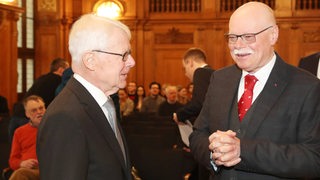 Innensenator Mäurer begtüßt DFL-Präsident Rauball im Gerichtssaal in Leipzig.