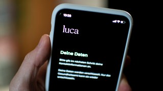 Die App Luca wird auf einem Smartphone angezeigt.