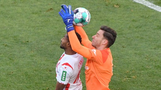Jiri Pavlenka im Luftkampf mit Kölns Emmanuel Dennis. Anschließend fiel das Kölner Tor zum 1:1-Ausgleich.
