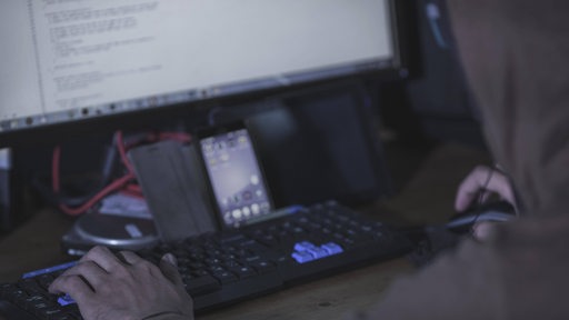Ein Hacker sitzt einem Rechner (Symbolbild)