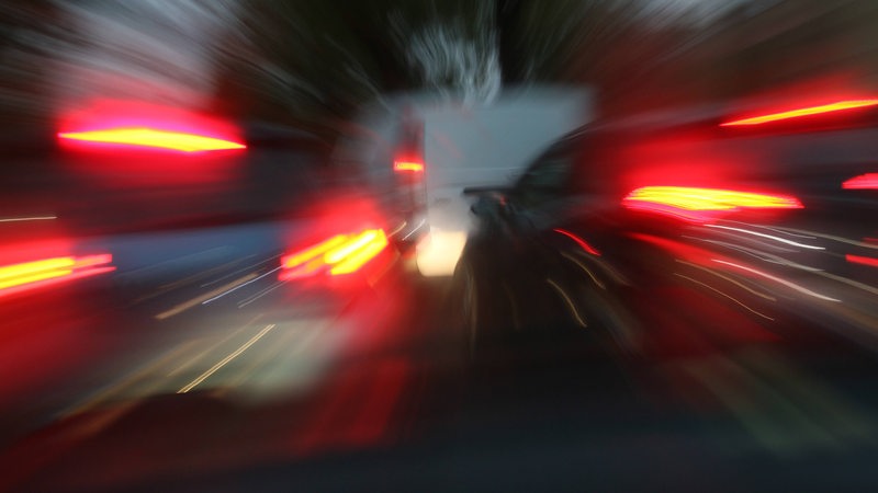 Straßenverkehr bei Nacht, unscharf fotografiert. (Symbolbild)