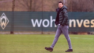 Claudio Pizarro läuft bei einem Besuch in Bremen über den Traningsplatz bei Werder.