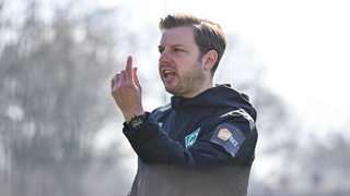 Florian Kohfeldt gestikuliert im Training und zeigt den Zeigefinger. 