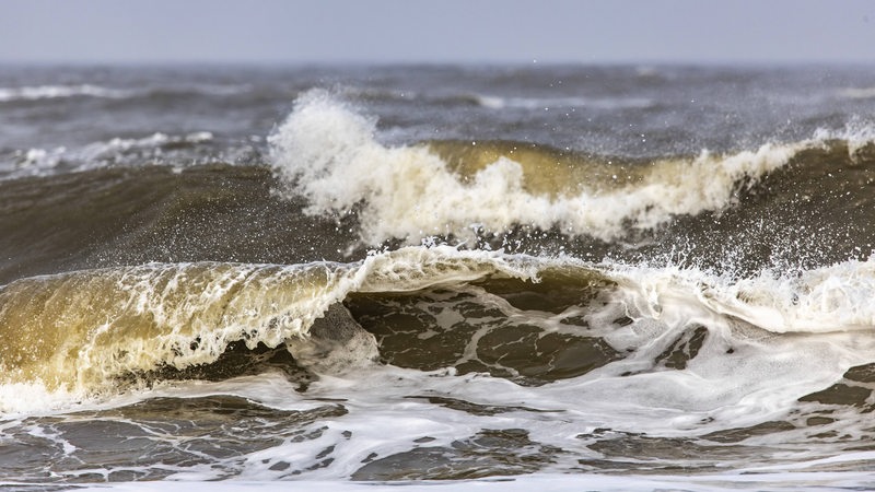 Hohe Wellen auf der Nordsee vor Langeoog.
