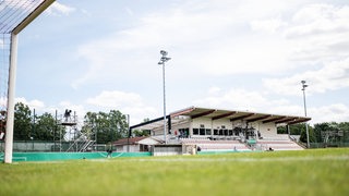 Die Tribüne des Stadions des FC Oberneuland ist zu sehen.