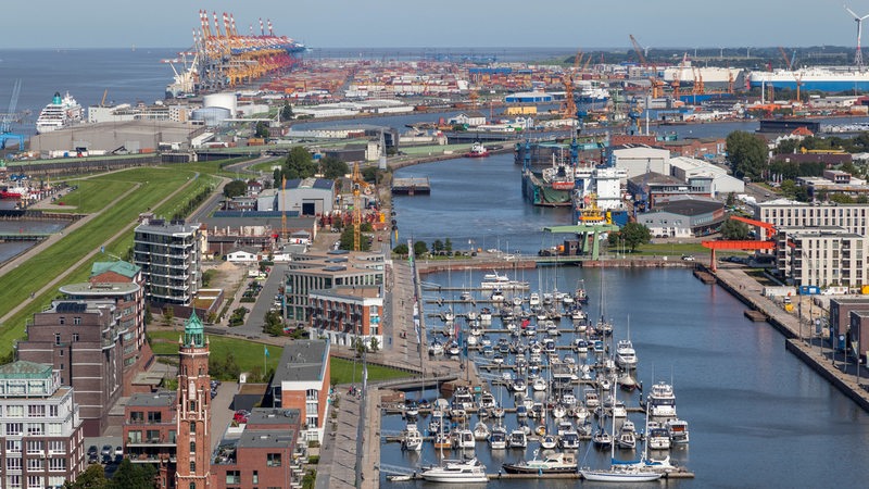 Blick aus der Luft auf Bremerhaven.