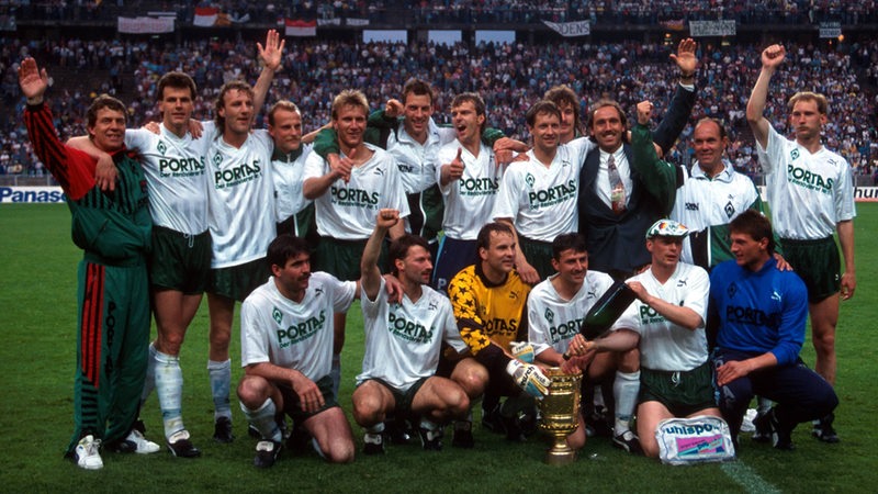 Die Werder-Mannschaft bejubelt 1991 den Sieg des DFB-Pokals