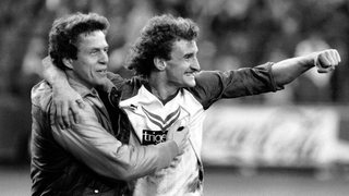 Werder-Trainer Otto Rehhagel umarmt den jubelnden Stürmer Rudi Völler.