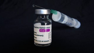 Ein Fläschen mit Impfstoff von AstraZeneca.