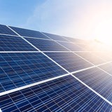 Solaranlage mit Sonnenstrahlen