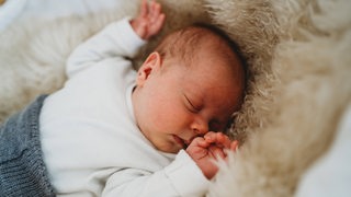 Ein Neugeborenes schläft (Symbolbild)