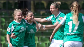 Werders Fußball-Frauen bejubeln einen Torerfolg.