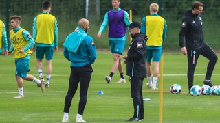 Ömer Toprak unterhält sich während des Werder-Trainings mit Thomas Schaaf.