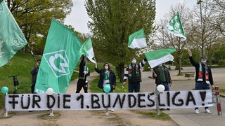Werder-Fans feuern vorm Weser-Stadion ihr Team an.