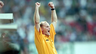 Thomas Schaaf trägt 1999 ein gelbes Polo-Shirt und jubelt.