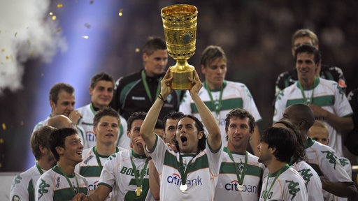 Das Werder-Team bejubelt den DFB-Pokal-Sieg 2009. Claudio Pizarro hält den Titel gen Himmel.
