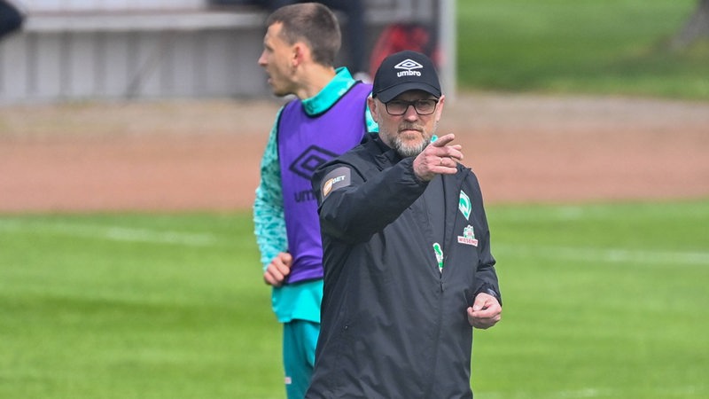Werder-Trainer Thomas Schaaf zeigt mit ausgestrecktem Finger über den Platz. 