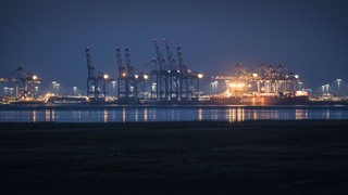 Blick auf das Hafengebiet bei Nacht.