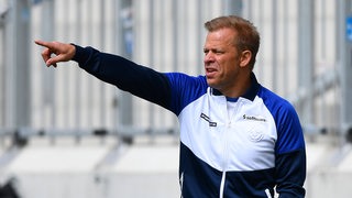 Darmstadt-Trainer Markus Anfang gestikuliert an der Seitenlinie mit seinem rechten Arm.