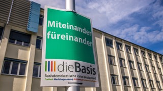 Wahlplakat für die Partei Die Basis bei der Landtagswahl in Sachsen-Anhalt