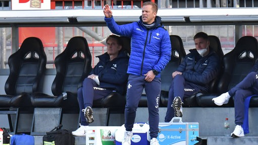 Markus Anfang gestikuliert als Coach von Darmstadt 98 an der Trainerbank.