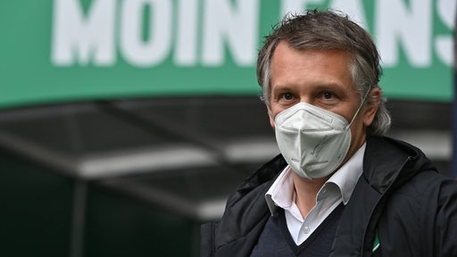 Werder-Sportchef Frank Baumann trägt eine FFP2-Maske.