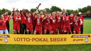 Der FC Oberneuland feiert 2019 den Gewinn des Bremer Landespokals über den Bremer SV.