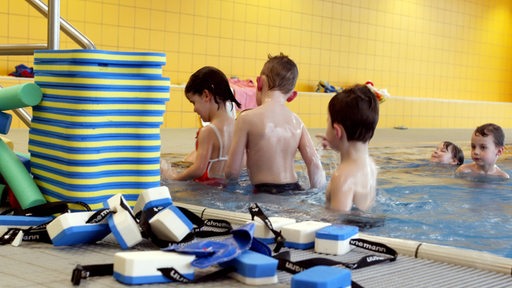 Schülerinnen und Schüler beim Schwimmunterricht (Archivbild)