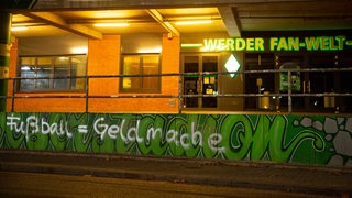 Vor der "Werder-Fan-Welt" am Weser-Stadion steht der Slogan "Fußball=Geldmache".