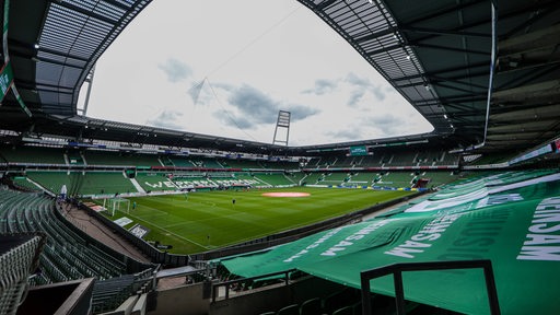 Zu sehen ist das leere Weser-Stadion aus Perspektive auf Höhe der Eckfahne.