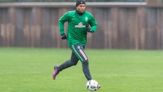 Gnabry führt den Ball im Werder-Training.