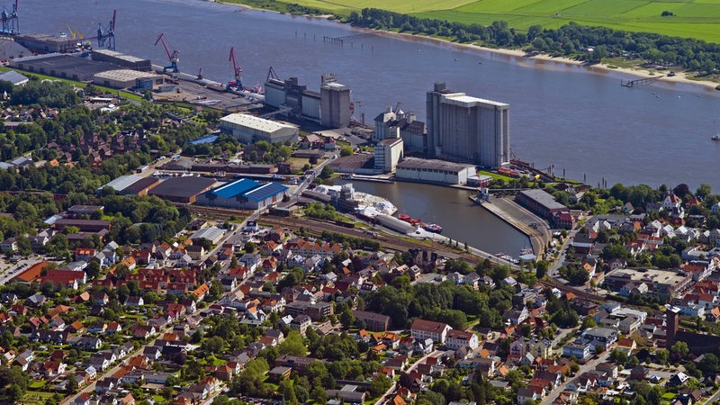 Blick auf die Stadt Brake in der Wesermarsch. Im Hintergrund die Weserinsel Harriersand.