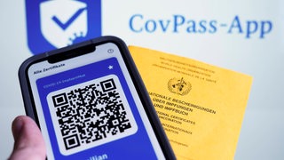 Symbolbild zeigt ein Mobiltelefon mit der CovPass-App, dem digitalen Impfnachweis