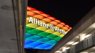 Regenbogenflagge Stadion / Ungarn Kritisiert Plane Fur Regenbogenfarbenes Em Stadion In Munchen Nurnberger Blatt : Hintergrund ist die forderung, das stadion in münchen am mittwoch bei der partie deutschland gegen ungarn in den regenbogenfarben zu erleuchten.