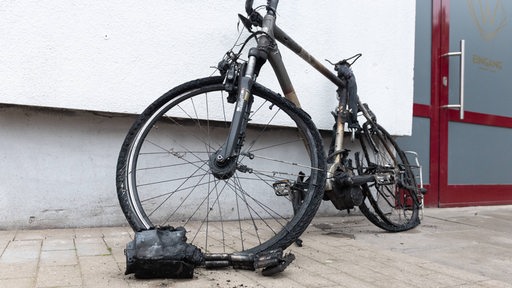 Ein Fahrrad mit abgebrannten Akku (Archivbild)