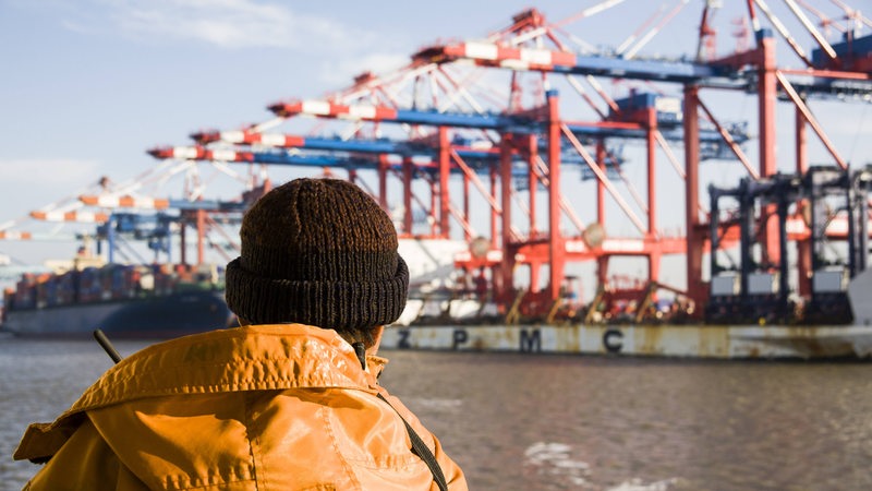 Bremerhaven: Ein Hafenarbeiter blickt auf den Container Hafen