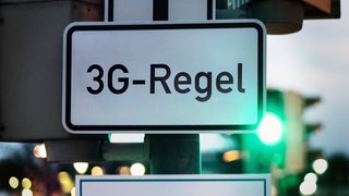 Ein Schild mit der Aufschrift "3G-Regel".