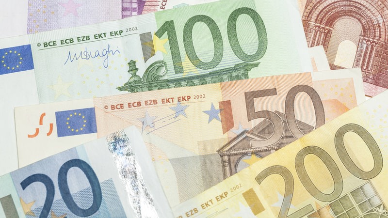 Euronoten liegen auf einem Haufen (Symbolbild)