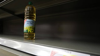 Ein leeres Regal mit einer Flasche Pflanzenöl in einem Supermarkt (Symbolbild)