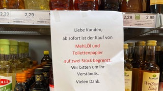 Ein Hinweis in einem Supermarkt, in dem Öl, Mehl und Klopapier nur noch in kleinen Mengen abgegeben werden (Symbolbild)