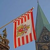 Bremer Flagge am Rathaus und Blick auf die Uhr am Dom. (Archivbild)