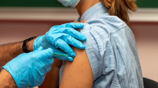Eine junge Frau bekommt eine Impfung
