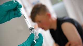 Ein Jugendlicher bekommt eine Covid 19-Impfung