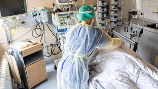 Blick in das Patientenzimmer einer Intensivpatientin auf der Coronastation (Archivbild)