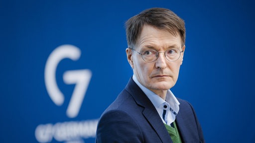 Karl Lauterbach (SPD), Bundesgesundheitsminister, aufgenommen im Rahmen einer Pressekonferenz zur Novelle des Infektionsschutzgesetzes