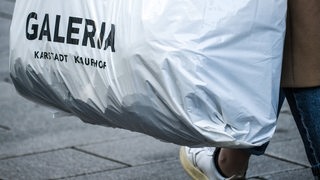 Eine Plastiktüte mit dem Galeria-Karstadt-Logo