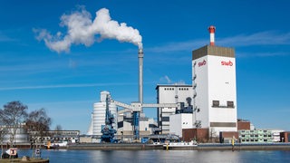 SWB Steinkohlekraftwerk Hastedt in Bremen mit einem Kohleschiff auf der Weser